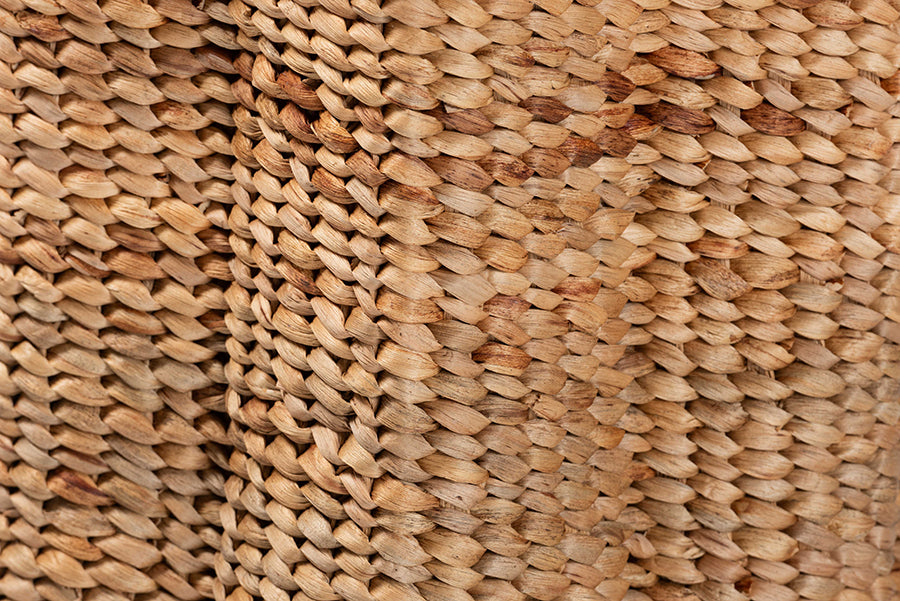 bali & pari Della Woven Seagrass Laundry Hamper - Handwoven Wicker Storage Basket with Scalloped Frame for Laundry Room or Bedroom