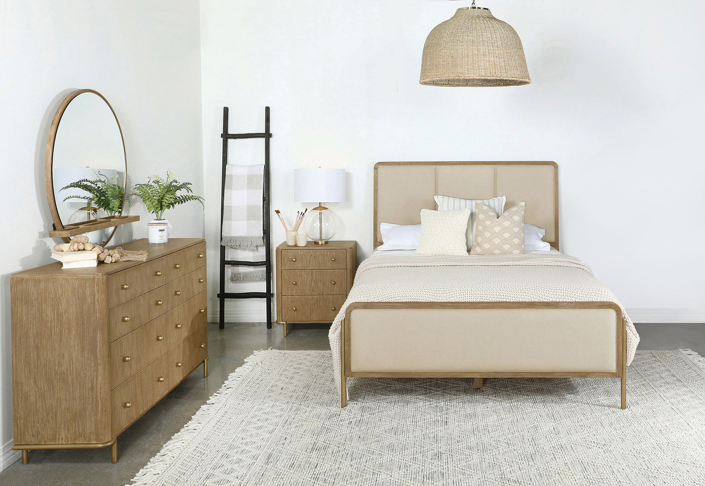 Arini 4-piece Eastern King Bedroom Set Cream and Sand Wash