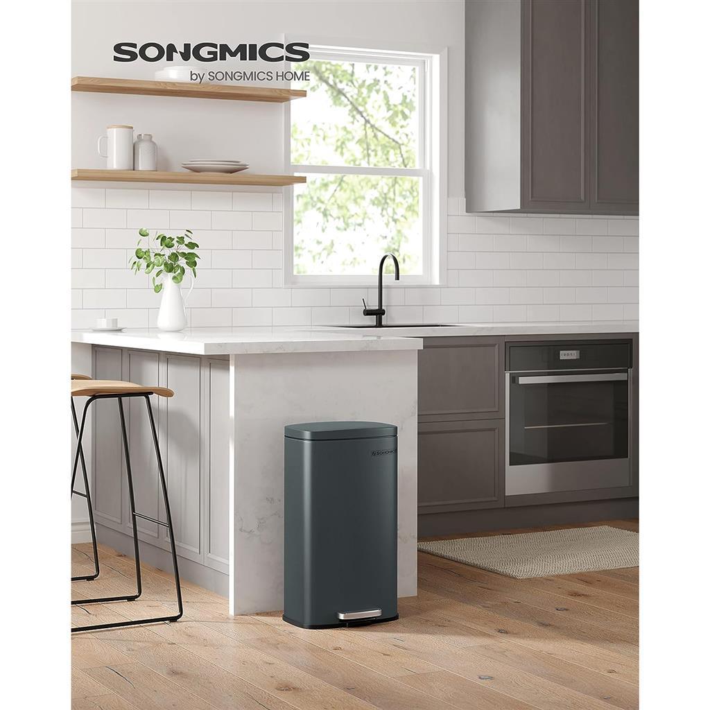 8 Gallon Trash Can with Lid FredCo